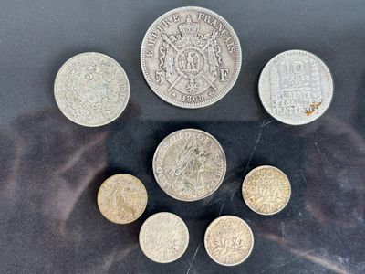 six different british coins sitting on top of a table