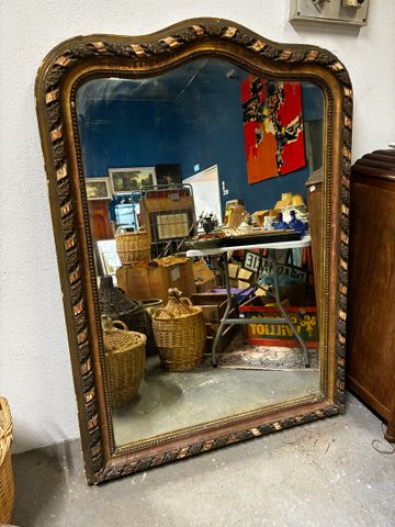 Miroir cadre bois et stuc. H 151 L 108 cm. Éclats