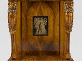 une table en bois avec un plateau en marbre sur lequel se trouve une statue