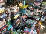 de nombreux jouets et jeux exposés dans un magasin