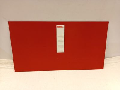 une image représentant une boîte rouge sur laquelle est apposée une étiquette blanche