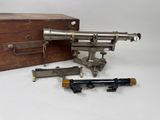 un petit télescope posé sur une caisse en bois