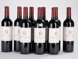 six bouteilles de vin rouge sont alignées