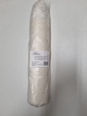un gros plan d'un rouleau de papier blanc posé sur une surface blanche