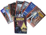 un grand nombre de bandes dessinées sur la table