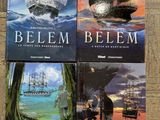 trois livres posés sur un plancher en bois, avec un bateau en arrière-plan