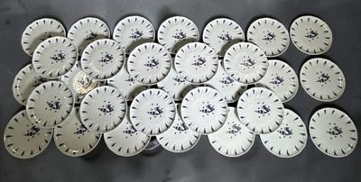 tout un tas d'horloges posées sur une table