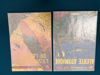 deux livres sur fond bleu, avec un oiseau sur la couverture