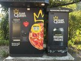 deux distributeurs automatiques sur lesquels figurent des pizzas