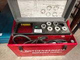une boîte à outils rouge contenant tout un tas d'outils