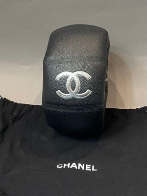 CHANEL SPORT Ballon de basket-ball en caoutchouc grainé noir…