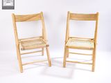deux chaises en bois placées l'une à côté de l'autre