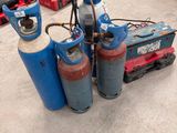 Plusieurs bonbonnes de gaz propane sont alignées dans un entrepôt