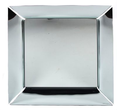 assiette rectangulaire en argent avec une bordure noire sur fond blanc