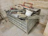 une boîte métallique contenant des outils, dans une pièce