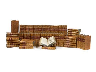 plusieurs livres empilés sur une table