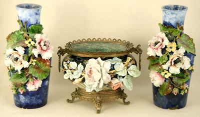 trois vases posés l'un à côté de l'autre sur une table