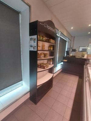 une photo d'un magasin présentant des produits alimentaires en vitrine