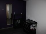 une armoire noire munie d'aimants, dans une pièce