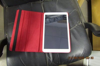 un téléphone portable posé sur une chaise noire