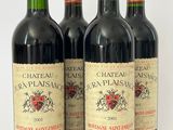 trois bouteilles de vin rouge sont alignées sur une surface blanche