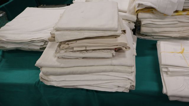 Lot comprenant 6 draps anciens brodés ajourés dont un rabouté ; 1...