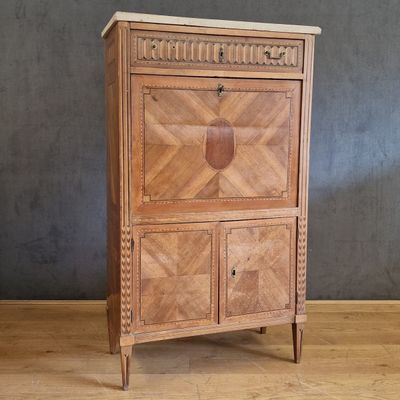 une image représentant une armoire en bois avec un cœur sur la façade