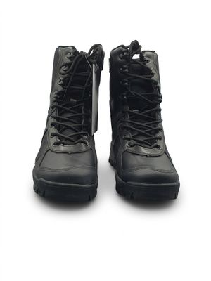une paire de bottes militaires noires posées sur une surface blanche, sur fond blanc