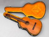 des guitares dans un étui, posées sur une table avec un fond blanc