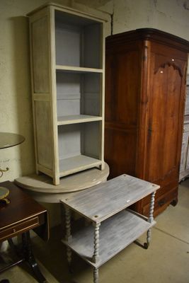 une armoire et une table dans une pièce où se trouve une lampe posée dessus