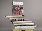 plusieurs livres empilés sur une table