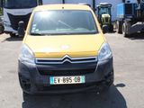 une petite camionnette jaune garée dans un parking