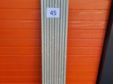 un gros plan d'un radiateur métallique sur lequel figure un numéro
