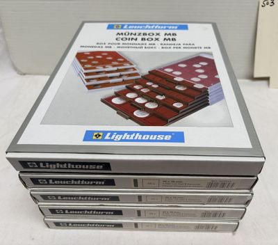 trois boîtes de dominos empilées les unes sur les autres sur une table