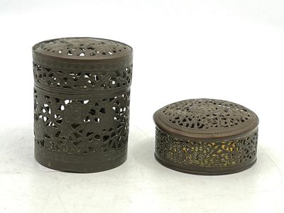 paire de boîtes chinoises anciennes en métal sculpté sur fond blanc