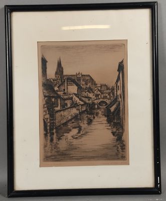 une image représentant un dessin d'une rivière avec des bâtiments en arrière-plan