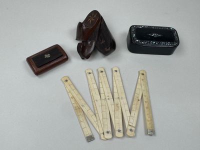 un grand nombre d'outils posés sur une table