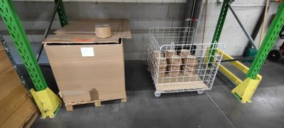 Ensemble de 9 palettes et un chariot métallique contenant de… - Photo 1