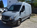 une photo d'une camionnette argentée garée sur un parking