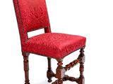 une image représentant une chaise rouge avec une structure en bois et une assise rembourrée de couleur rouge