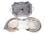 un plateau en argent avec un couvercle en argent et un plateau en argent avec un plateau en argent