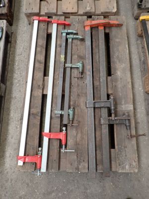 plusieurs morceaux de bois sont posés sur une palette dans un garage