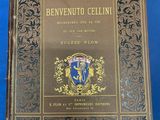 un vieux livre à la couverture dorée sur un fond bleu