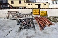 Lot : 2 panneaux de signalisation, 20 étais, échafaudage sur…