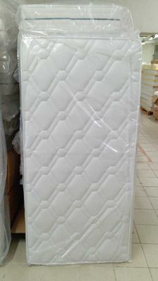 un matelas posé au milieu d'une pièce