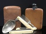 un couteau, une cuillère et d'autres objets posés sur une table