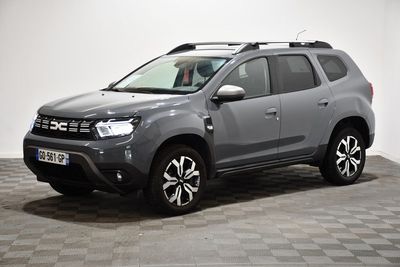 La Dacia grise est garée sur un sol à damier
