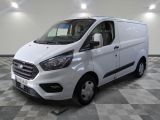 la camionnette blanche est garée sur le sol en damier d'une pièce