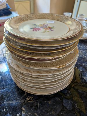 plusieurs assiettes empilées sur une table