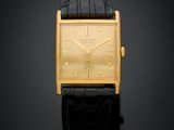 une montre-bracelet plaquée or avec un bracelet en cuir noir